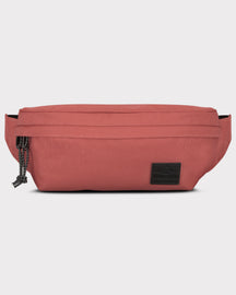 Rote Bauchtasche 'Tom' von Johnny Urban mit schwarzem Logo, rechteckig und aus robustem Stoff