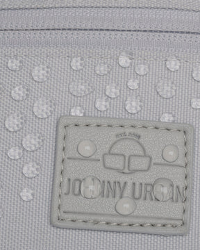 Nahaufnahme des wasserabweisenden Materials und des Logos der grauen Bauchtasche 'Erik Small' von Johnny Urban