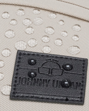Beige wasserdichte Bauchtasche „Tom“ von Johnny Urban mit Wassertropfen auf Oberfläche