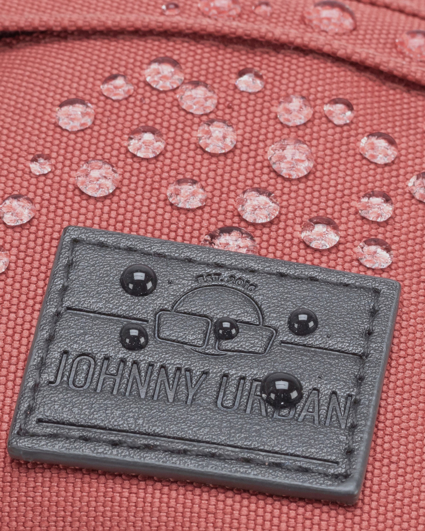 Wasserabweisende rote Bauchtasche 'Tom' mit Johnny Urban Logo und Wassertropfen auf dem Stoff