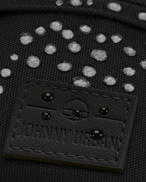 Nahaufnahme der wasserabweisenden schwarzen Bauchtasche 'Tom' von Johnny Urban mit sichtbaren Wassertropfen auf dem Material und geprägtem Logo