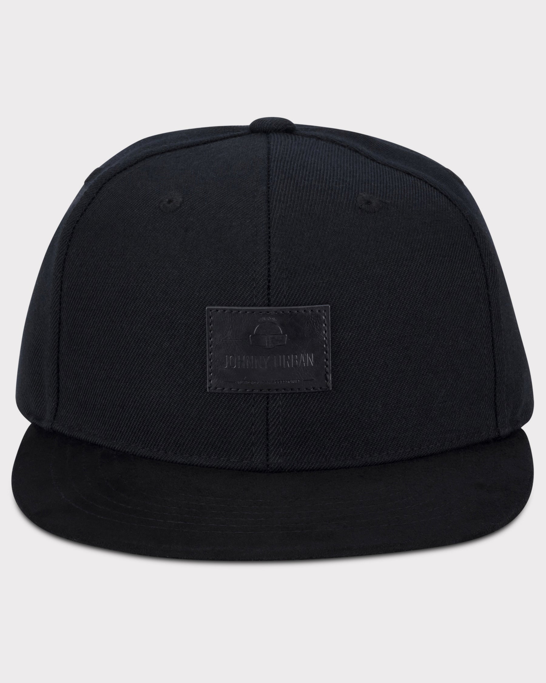 Schwarze Cap 'Dean' von Johnny Urban mit flachem Schirm und Lederpatch vorne