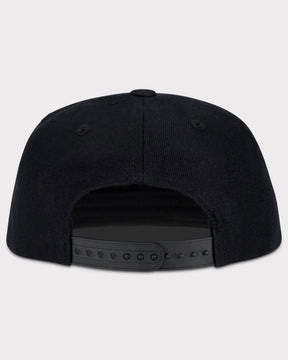 Schwarze Snapback-Mütze "Dean" von hinten mit verstellbarem Verschluss