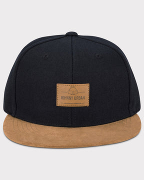 Schwarze Johnny Urban Cap mit braunem Schirm und braunem Logo-Patch vorne