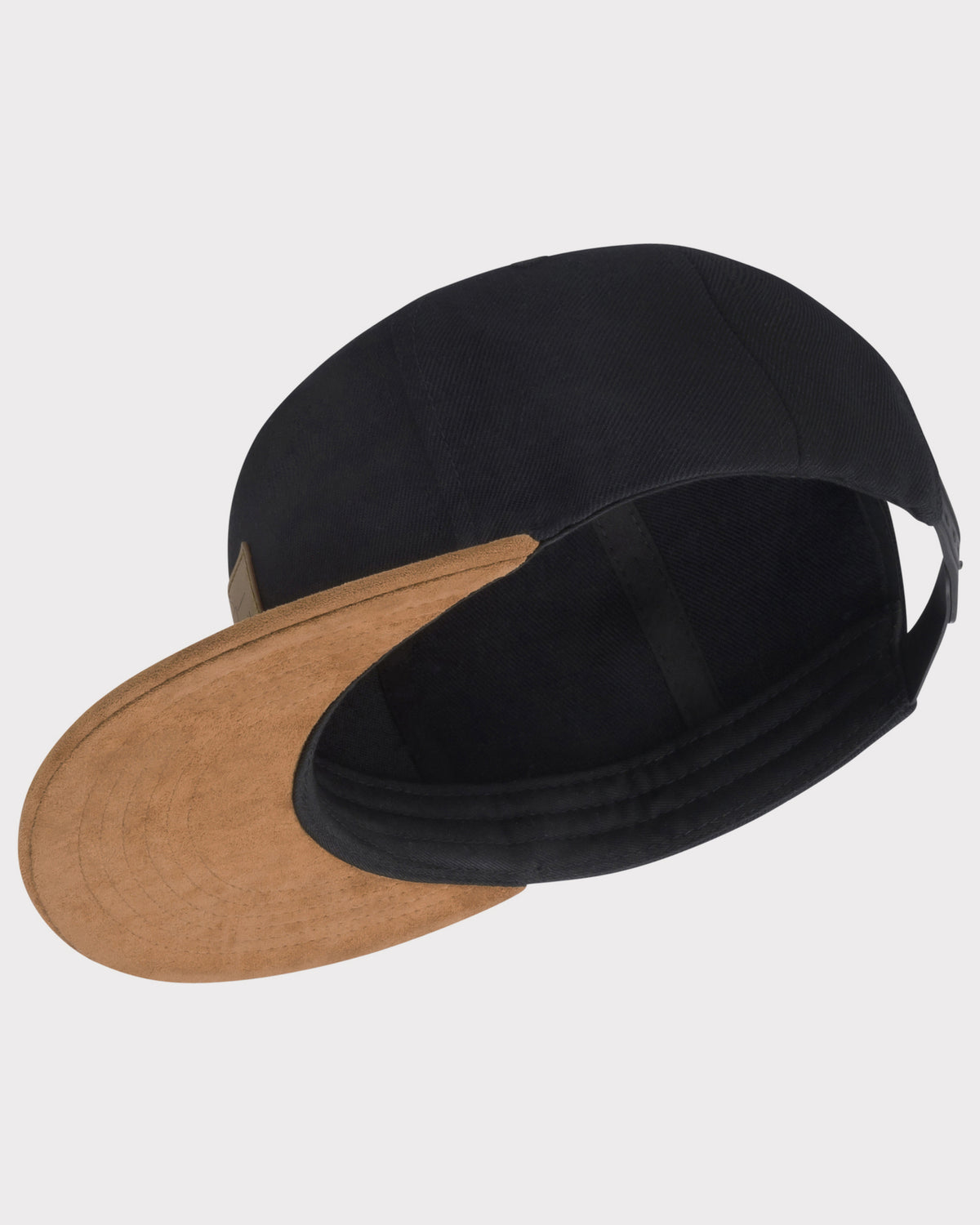 Schwarze Cap 'Dean' mit braunem, abgewendetem Schirm aus Veloursleder
