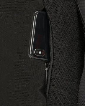 Schwarzer Damenrucksack 'Romy' mit seitlicher Reißverschlusstasche und Smartphone