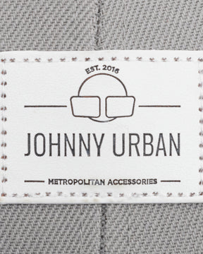 Johnny Urban Logoetikett mit 'EST. 2016' und 'METROPOLITAN ACCESSORIES' auf grauem Stoff