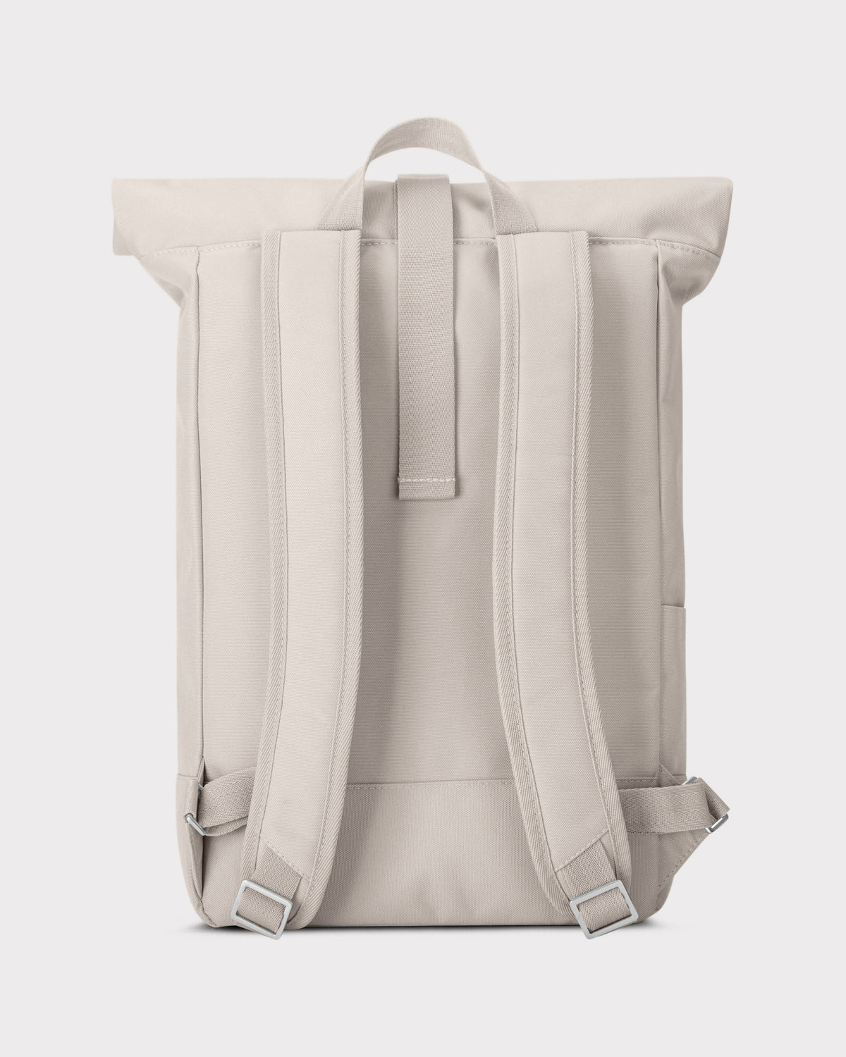 Rückansicht des beigefarbenen Rolltop Rucksacks 'Robin Medium' mit gepolsterten Schultergurten und Trageschlaufe