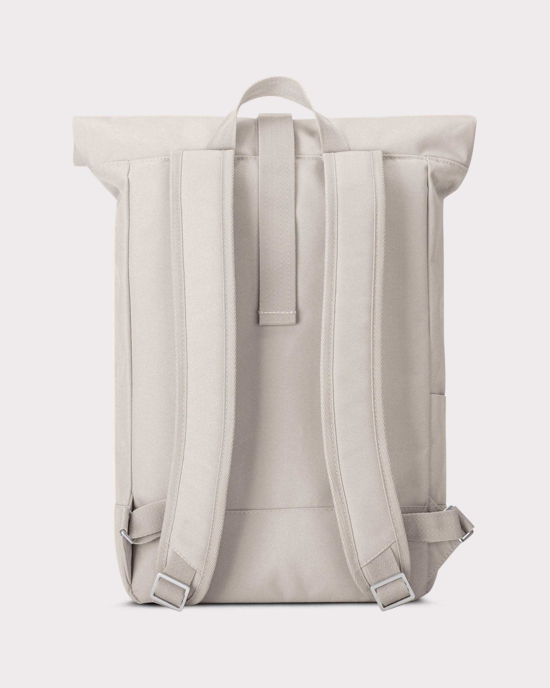 Rückansicht des beigefarbenen Rolltop Rucksacks 'Robin Medium' mit gepolsterten Schultergurten und Trageschlaufe