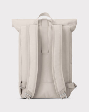 Rückansicht des beigefarbenen Rolltop Rucksacks 'Robin Medium' mit gepolsterten Schultergurten und Trageschlaufe