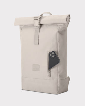 Rolltop Rucksack Robin Medium in hellbeige mit seitlicher Reißverschlusstasche und Smartphone