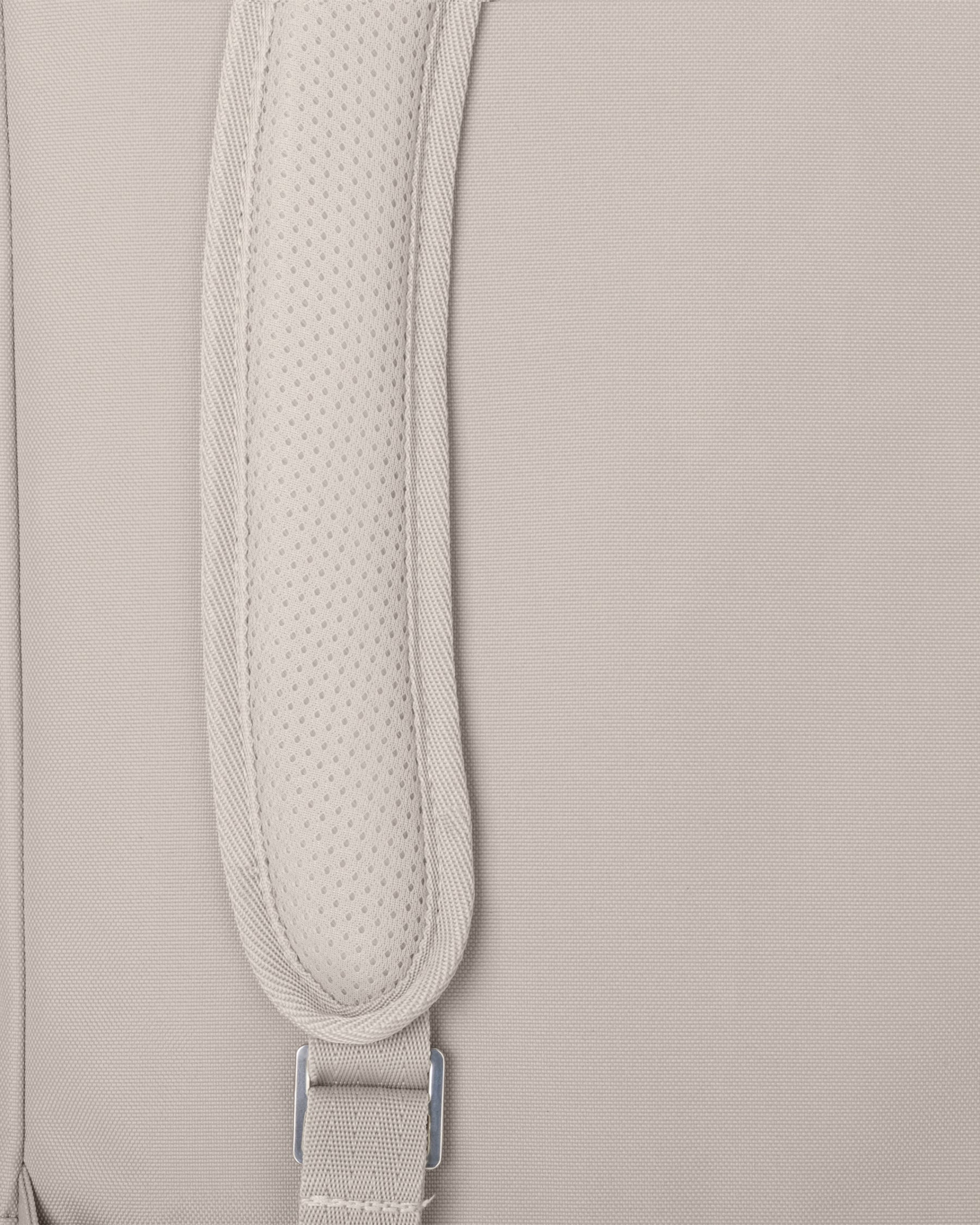 Nahaufnahme eines gepolsterten Trägerteils eines hellbeigen Rolltop Rucksacks Robin Medium