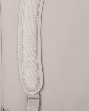 Nahaufnahme eines gepolsterten Trägerteils eines hellbeigen Rolltop Rucksacks Robin Medium