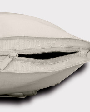 Seitliche Nahaufnahme der offenen Reißverschlusstasche des Rolltop Rucksack "Robin Medium" in hellem Stoff