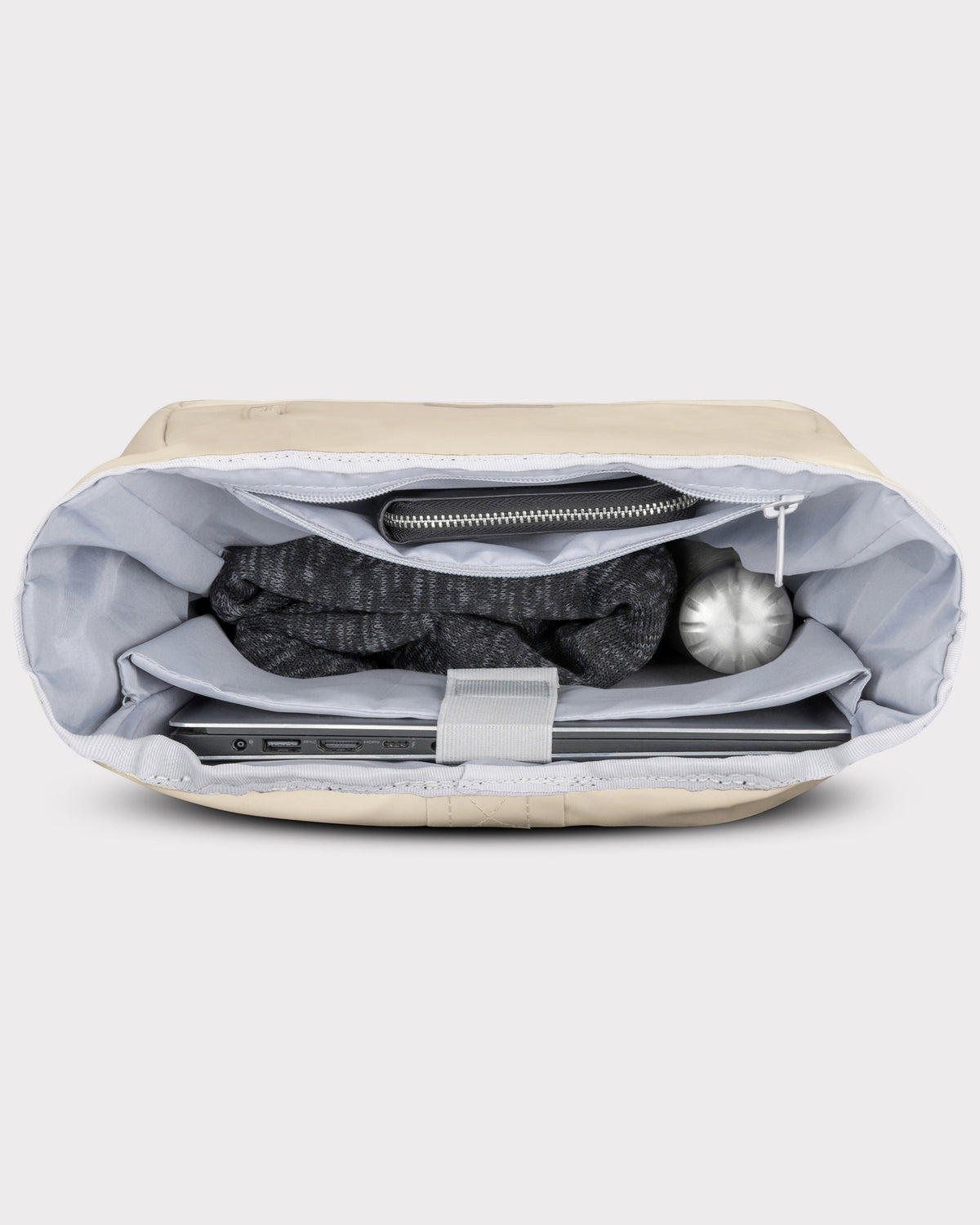 Innenansicht des hellen Rolltop Rucksacks 'Robin Medium' mit Laptop, Geldbörse, Wasserflasche und Kleidung