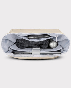Innenansicht des hellen Rolltop Rucksacks 'Robin Medium' mit Laptop, Geldbörse, Wasserflasche und Kleidung