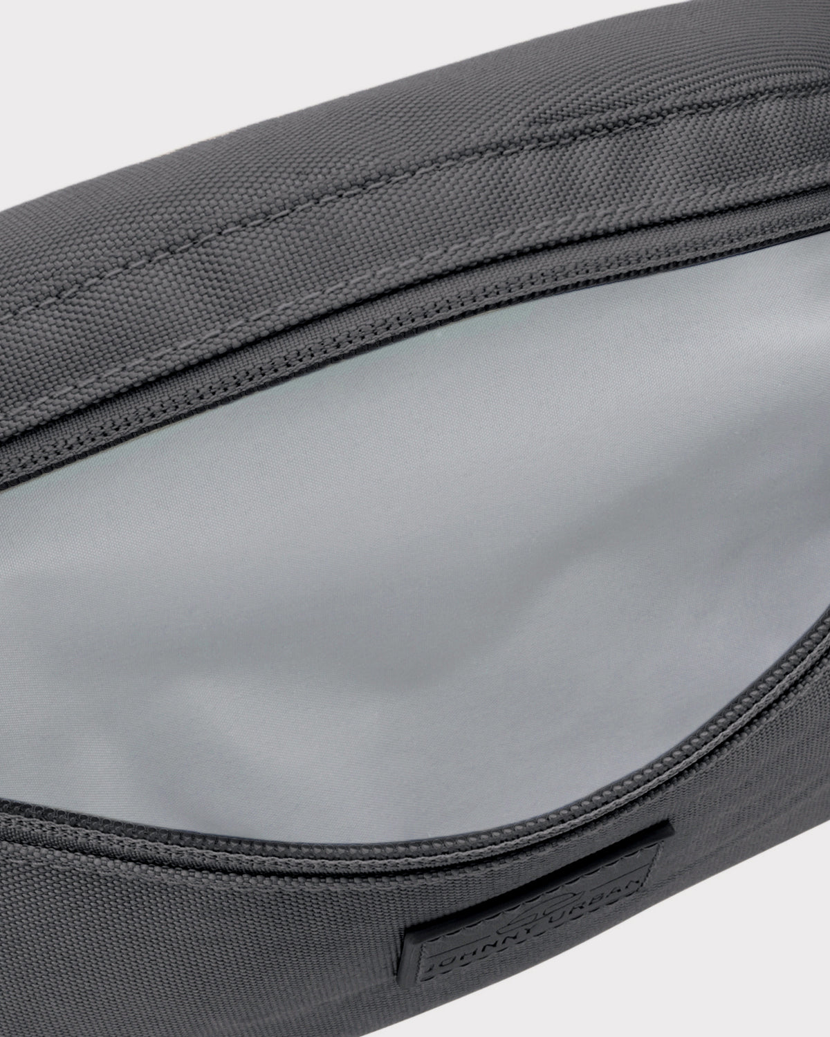 Johnny Urban Bauchtasche ‚Erik Small‘ in dunkelgrauem robustem Material mit offenem Hauptfach
