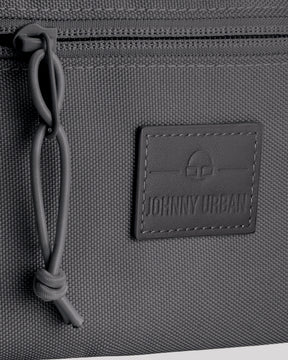Gepäckdetail der Bauchtasche 'Erik Small' von Johnny Urban mit Reißverschluss und Logo-Patch.