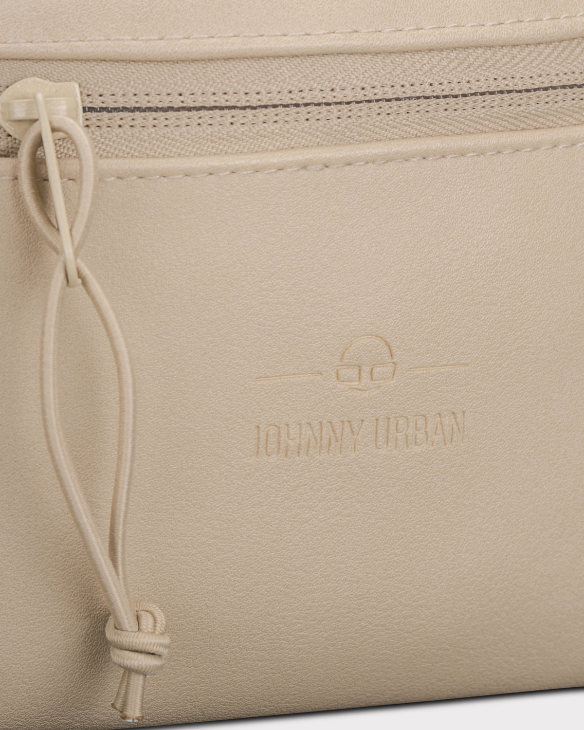Bauchtasche 'Toni' aus beigem Kunstleder mit geprägtem 'Johnny Urban' Logo und Reißverschluss mit Lederschlaufe