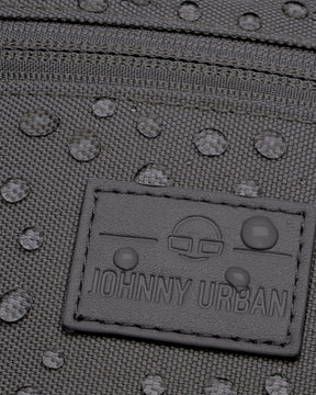 Nahaufnahme der wasserabweisenden, dunkelgrauen Bauchtasche 'Erik Small' von Johnny Urban mit sichtbaren Wassertropfen