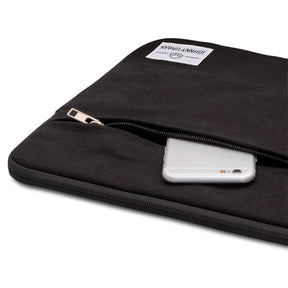 Schwarze Johnny Urban Canvas Laptop Hülle für 12-15 Zoll mit Reißverschlusstasche, teilweise geöffneter Reißverschluss zeigt silbernes Smartphone