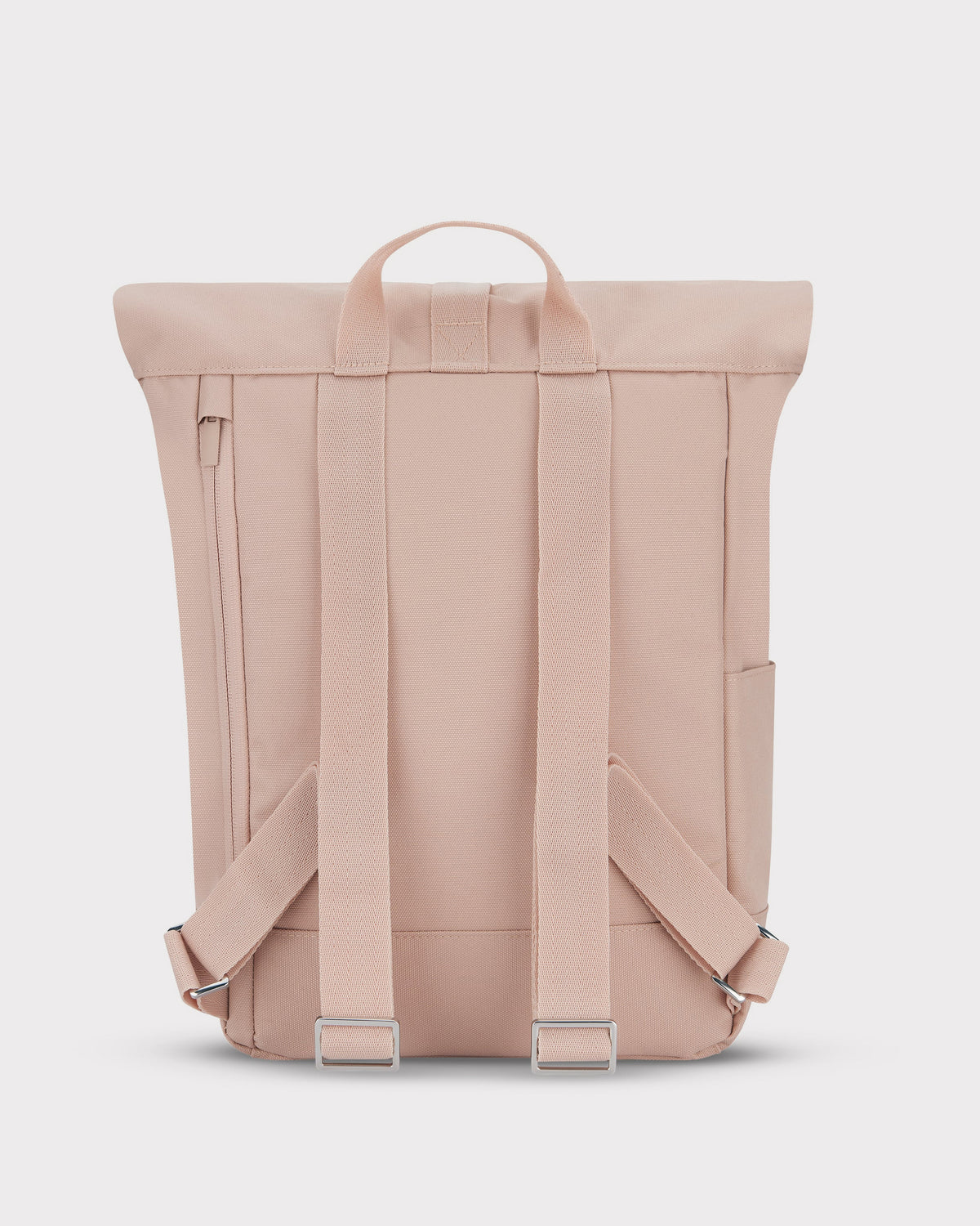 Rückseite des Johnny Urban Rolltop Rucksacks 'Robin Small' in hellrosa mit verstellbaren Schulterriemen und Trageschlaufe
