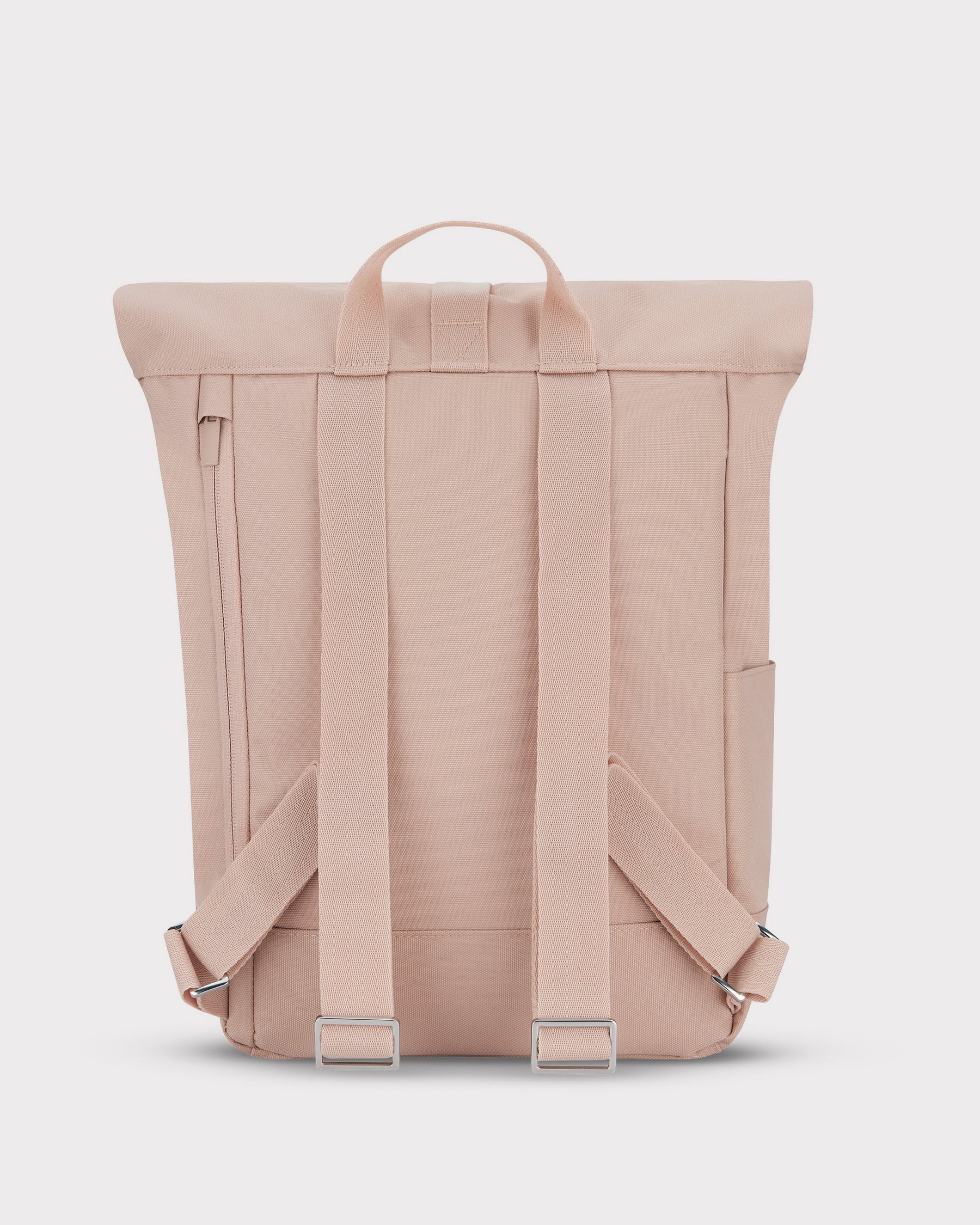 Rückseite des Johnny Urban Rolltop Rucksacks 'Robin Small' in hellrosa mit verstellbaren Schulterriemen und Trageschlaufe