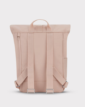 Rückseite des Johnny Urban Rolltop Rucksacks 'Robin Small' in hellrosa mit verstellbaren Schulterriemen und Trageschlaufe