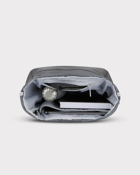 Rolltop Rucksack 'Robin Small' von Johnny Urban in Grau, geöffneter Blick in das Innere mit Flasche, Notizbuch und Tablet