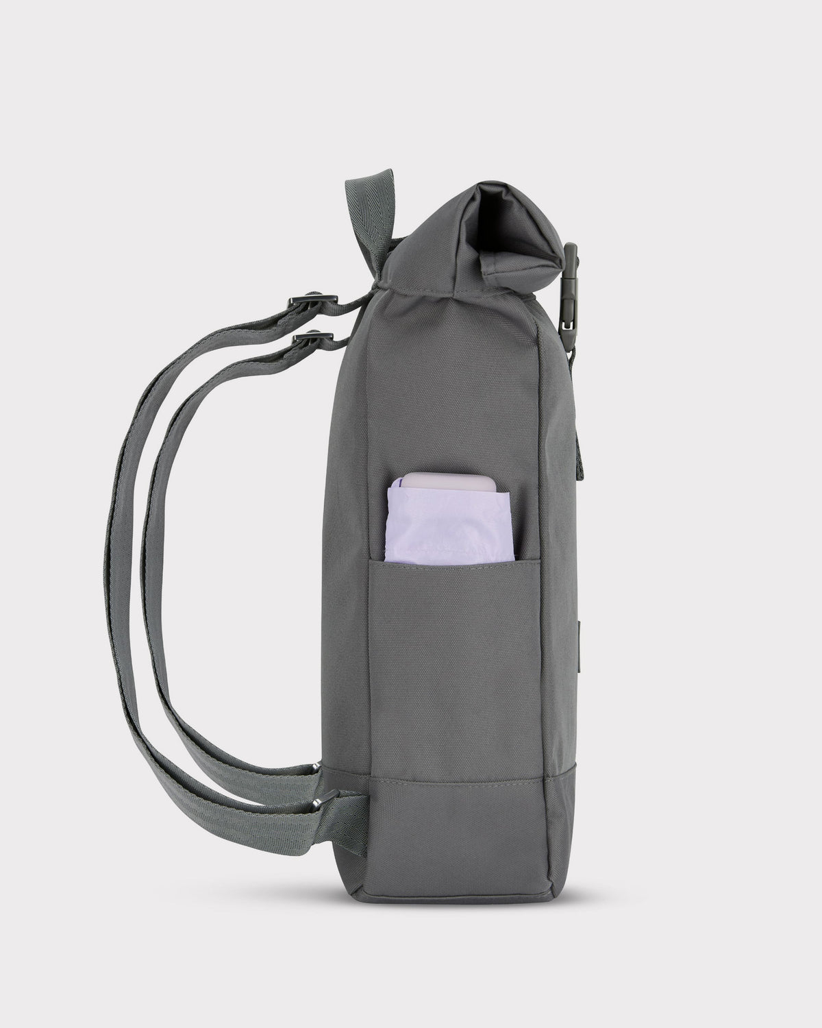 Johnny Urban Rolltop Rucksack Robin Small in dunkelgrau mit seitlicher Tasche und verstellbaren Schultergurten