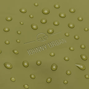 Nahe Aufnahme der wasserabweisenden Oberfläche des olivgrünen Rolltop Rucksacks 'Henry' mit eingelassenem Johnny Urban Logo und Wassertropfen