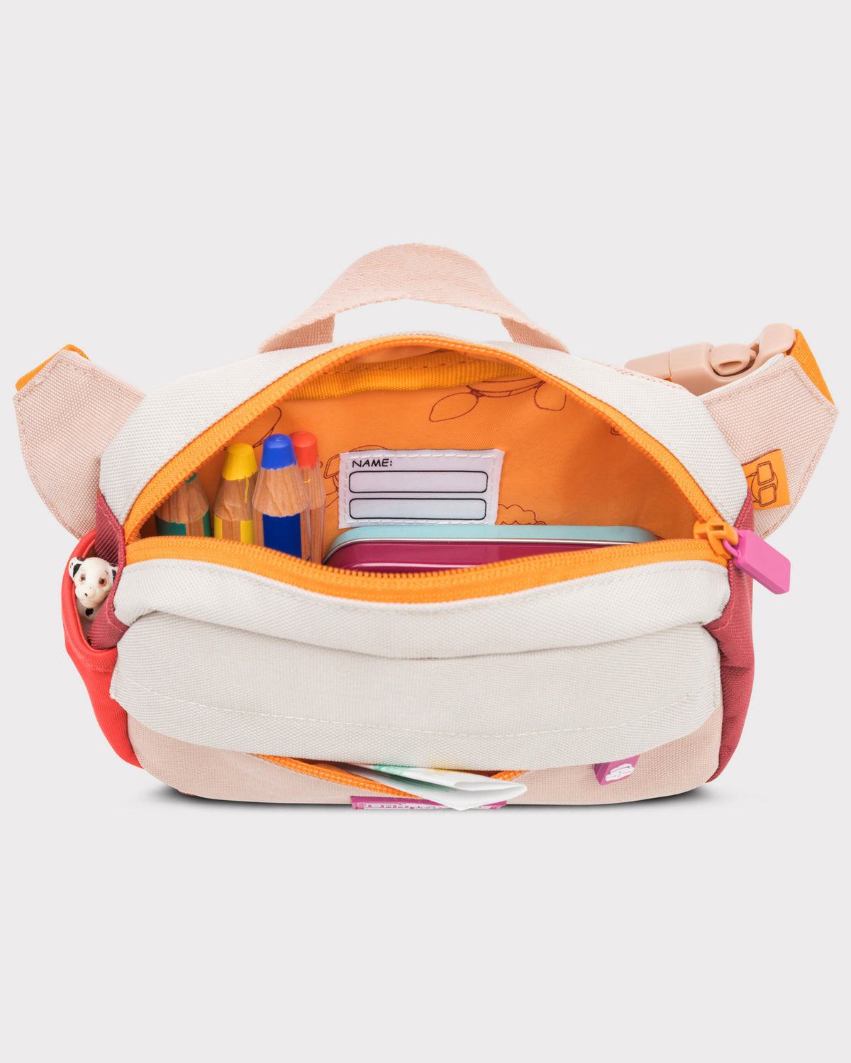 Kinder Bauchtasche 'Felix' in Rosa mit bunter Innenausstattung, gefüllt mit Buntstiften und Namensschild
