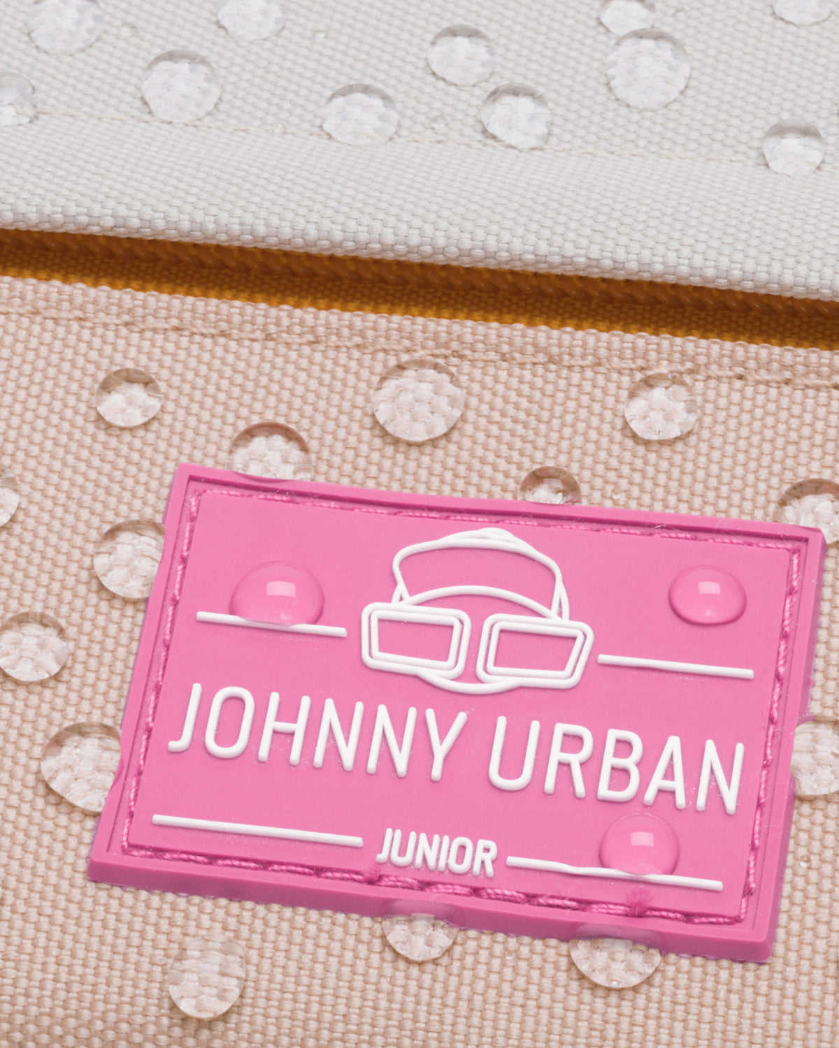 Nahaufnahme der rosa wasserabweisenden Kinder-Bauchtasche 'Felix' mit Johnny Urban Junior Logo