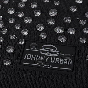Detail des wasserabweisenden Johnny Urban Junior Kinderrucksacks 'Liam' mit Wasserperlen auf schwarzem Stoff