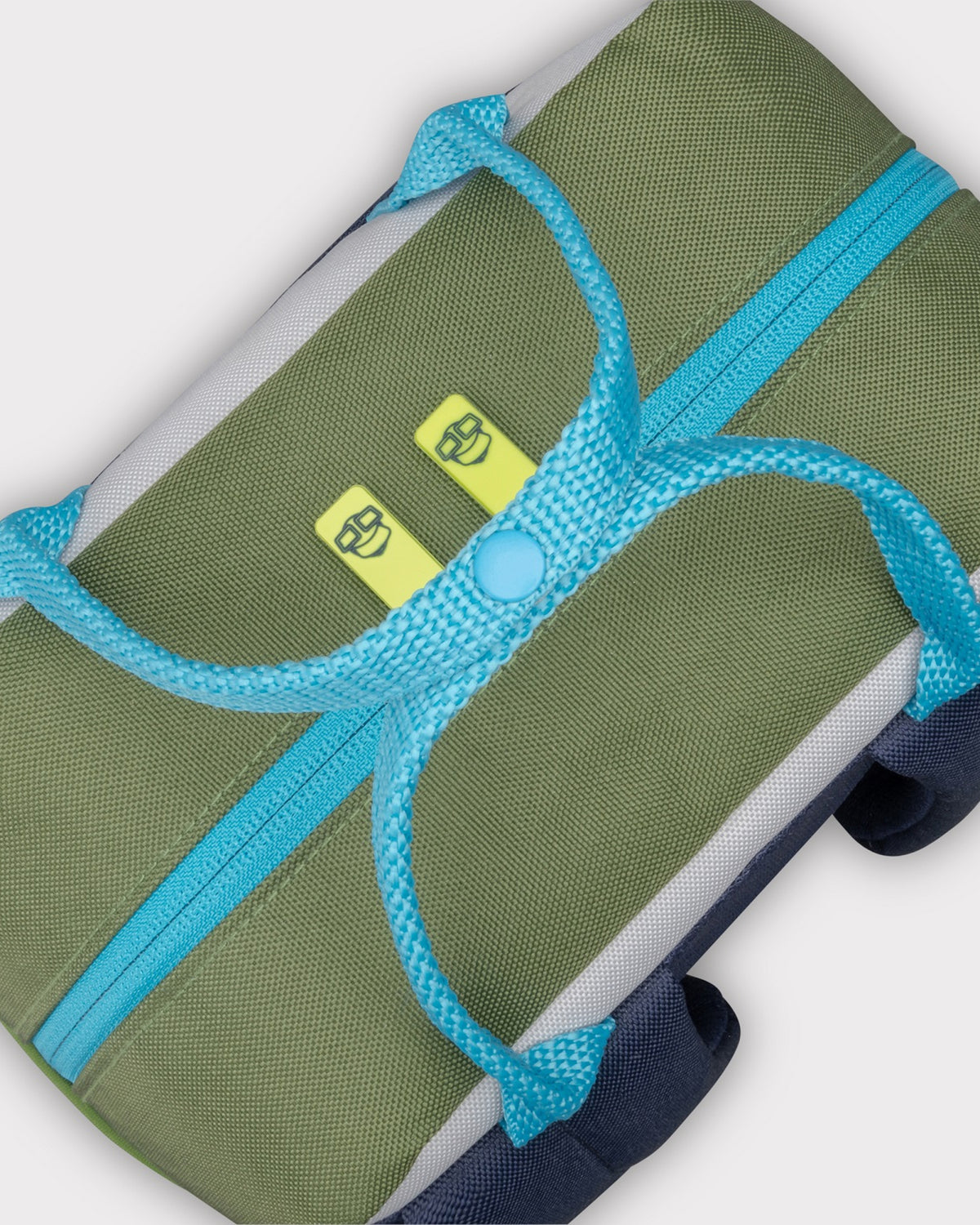 Kinderrucksack 'Linus' in Olivgrün mit hellblauem Reißverschluss und verstellbarem Brustgurt