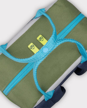Kinderrucksack 'Linus' in Olivgrün mit hellblauem Reißverschluss und verstellbarem Brustgurt