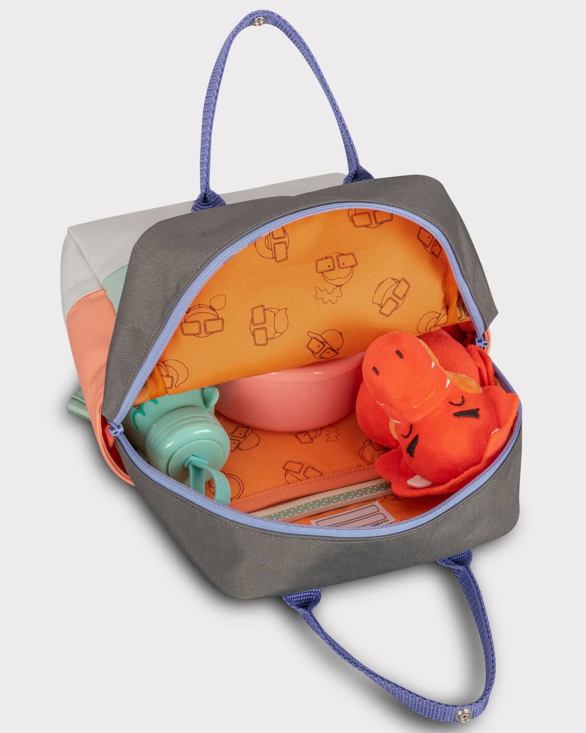 Kinderrucksack 'Linus' mit offenem Hauptfach, innen orange mit Muster, gefüllt mit Trinkflasche, Schüssel und rotem Plüschtier