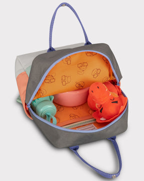 Kinderrucksack 'Linus' mit offenem Hauptfach, innen orange mit Muster, gefüllt mit Trinkflasche, Schüssel und rotem Plüschtier