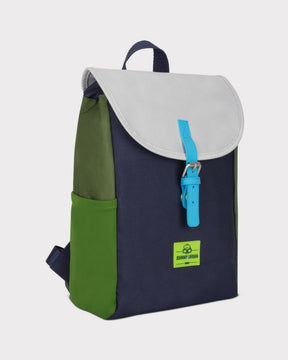 Kinderrucksack 'Liam' von Johnny Urban in Blau und Grün mit hellgrauem Klappdeckel und hellblauem Schnallenriemen