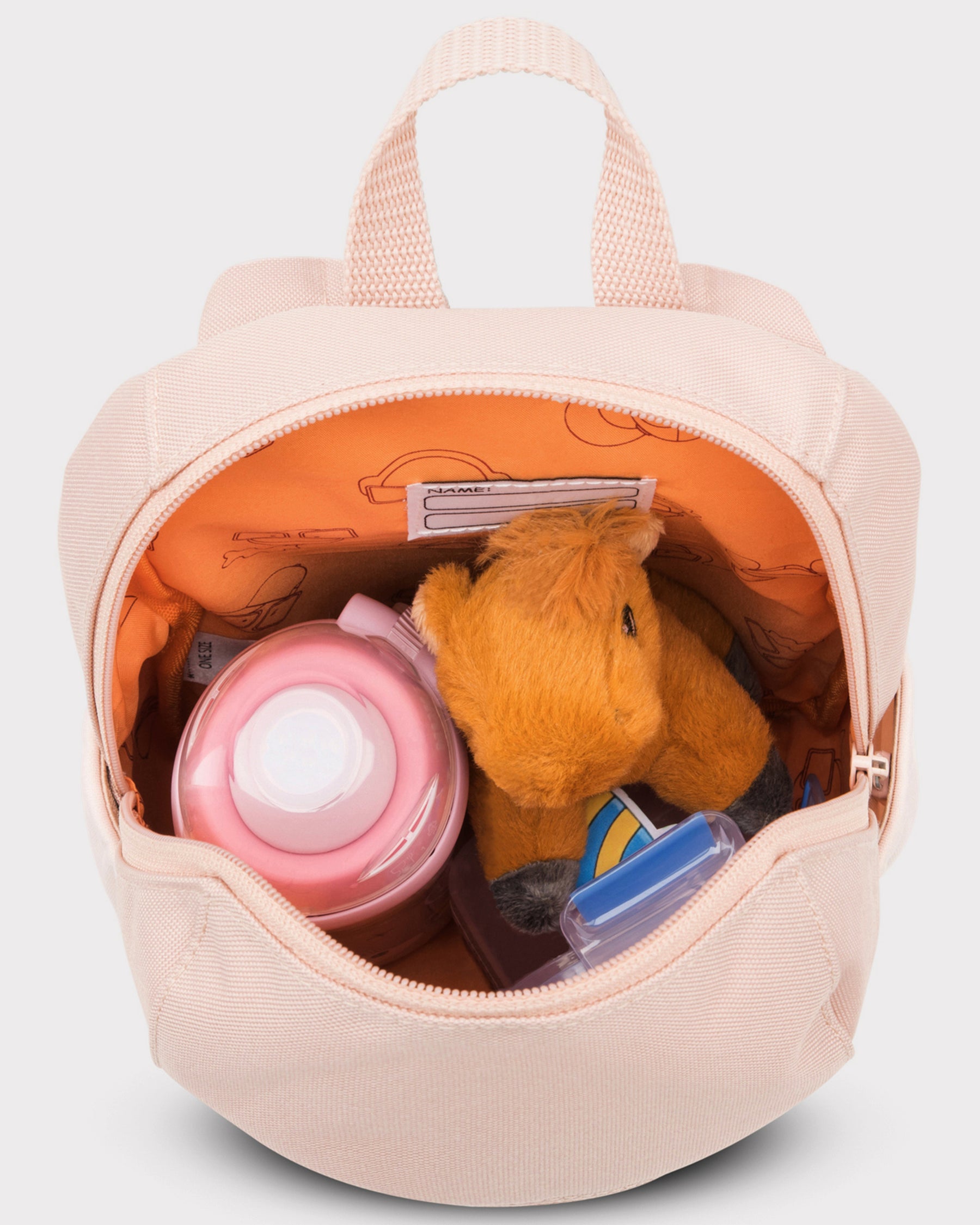 Kinderrucksack 'Leo' rosa mit offener Haupttasche, gefüllt mit rosa Trinkflasche und Plüschtier