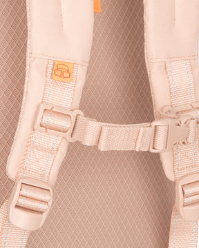 Nahaufnahme gepolsterter Rucksackträger mit verstellbarem Brustgurt des Kinderrucksacks 'Linus' in Rosa