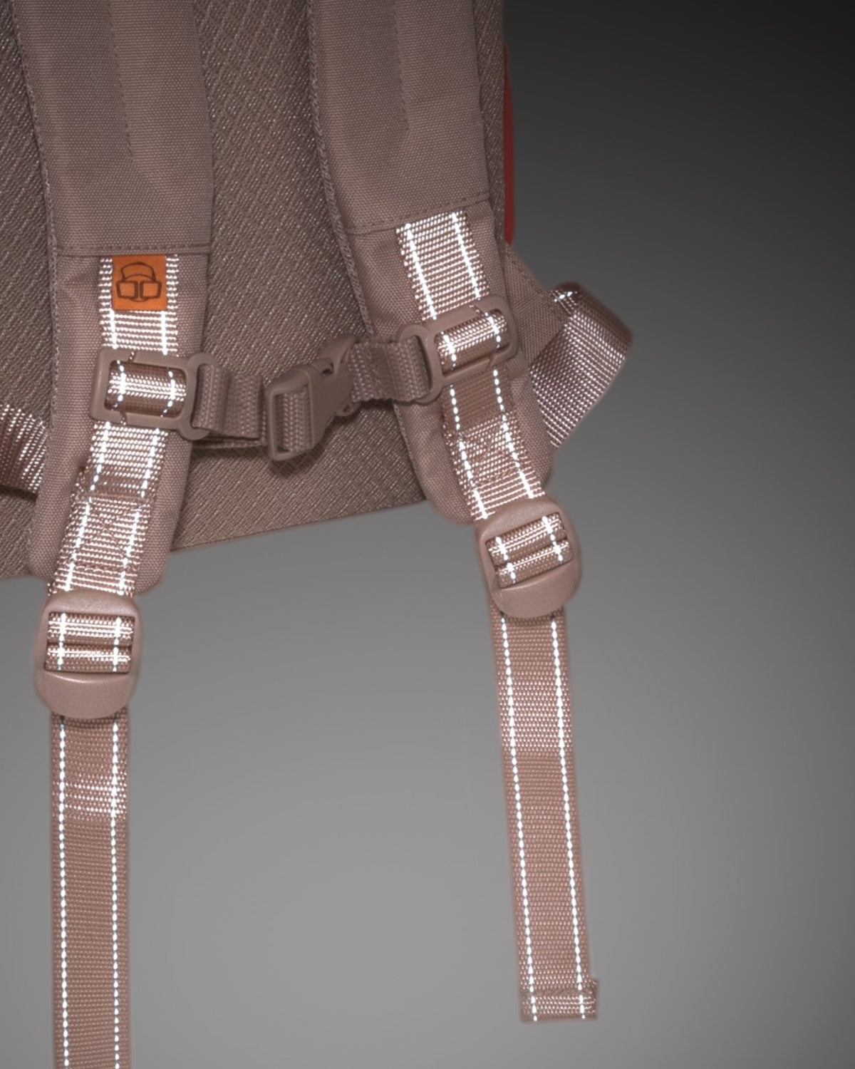 Detailaufnahme der gepolsterten Rückseite und verstellbaren Schultergurte des bunten Kinderrucksacks 'Liam' mit reflektierenden Streifen