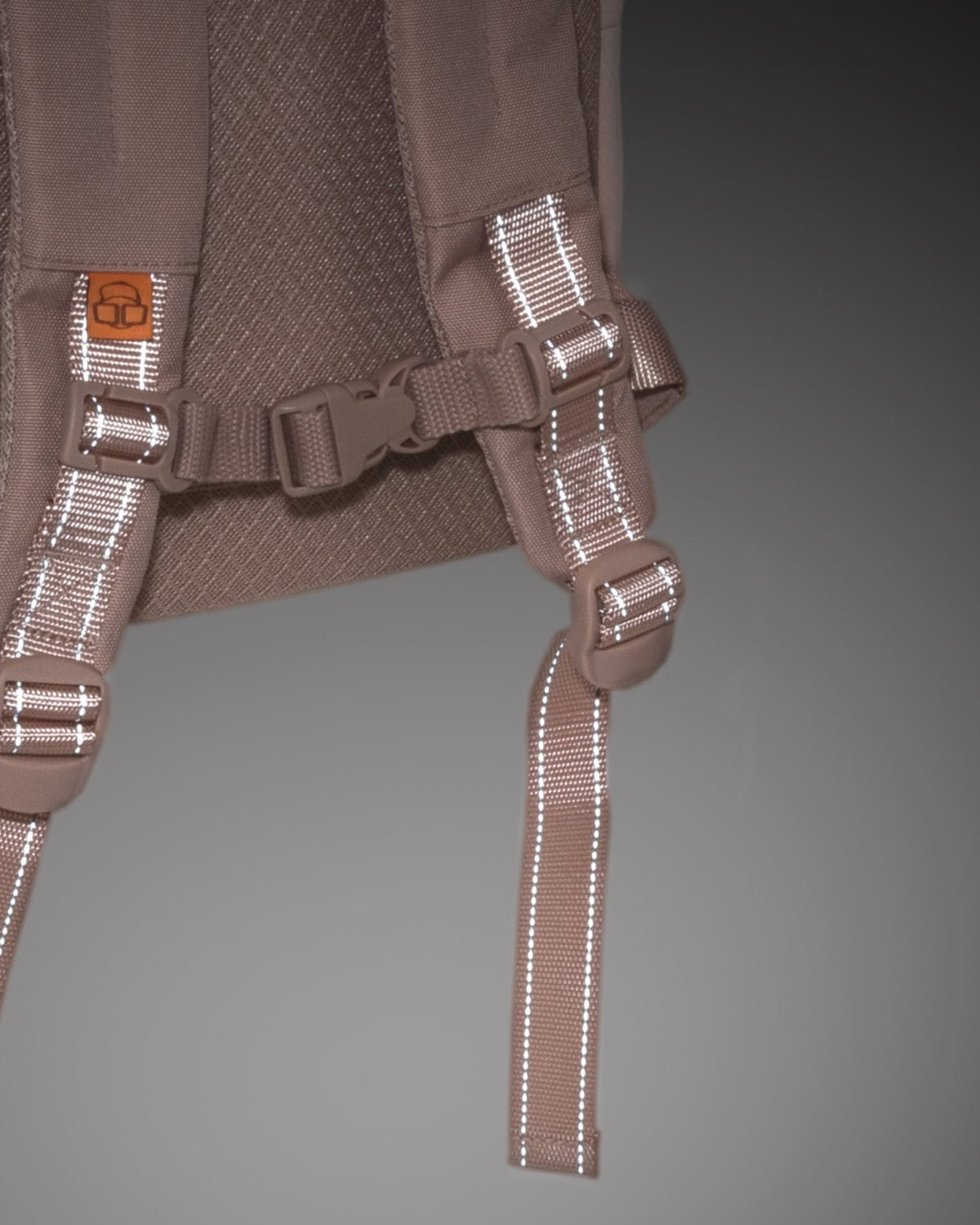 Rückseite des rosa Kinderrucksack 'Liam' mit reflektierenden Streifen auf den verstellbaren Schultergurten