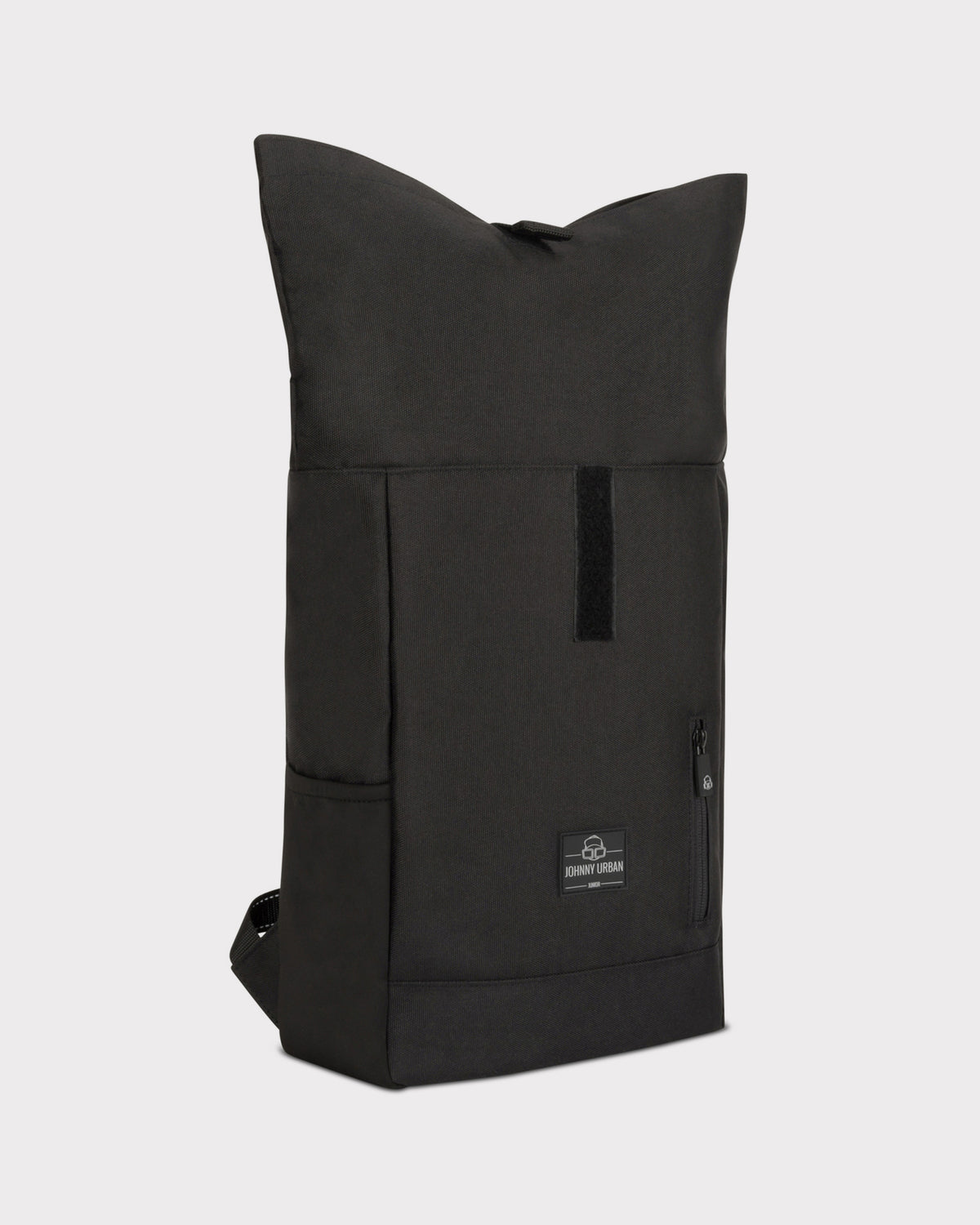 Schwarzer Rolltop Kinderrucksack 'Aaron' von Johnny Urban mit Fronttasche und kleinem Reißverschlussfach
