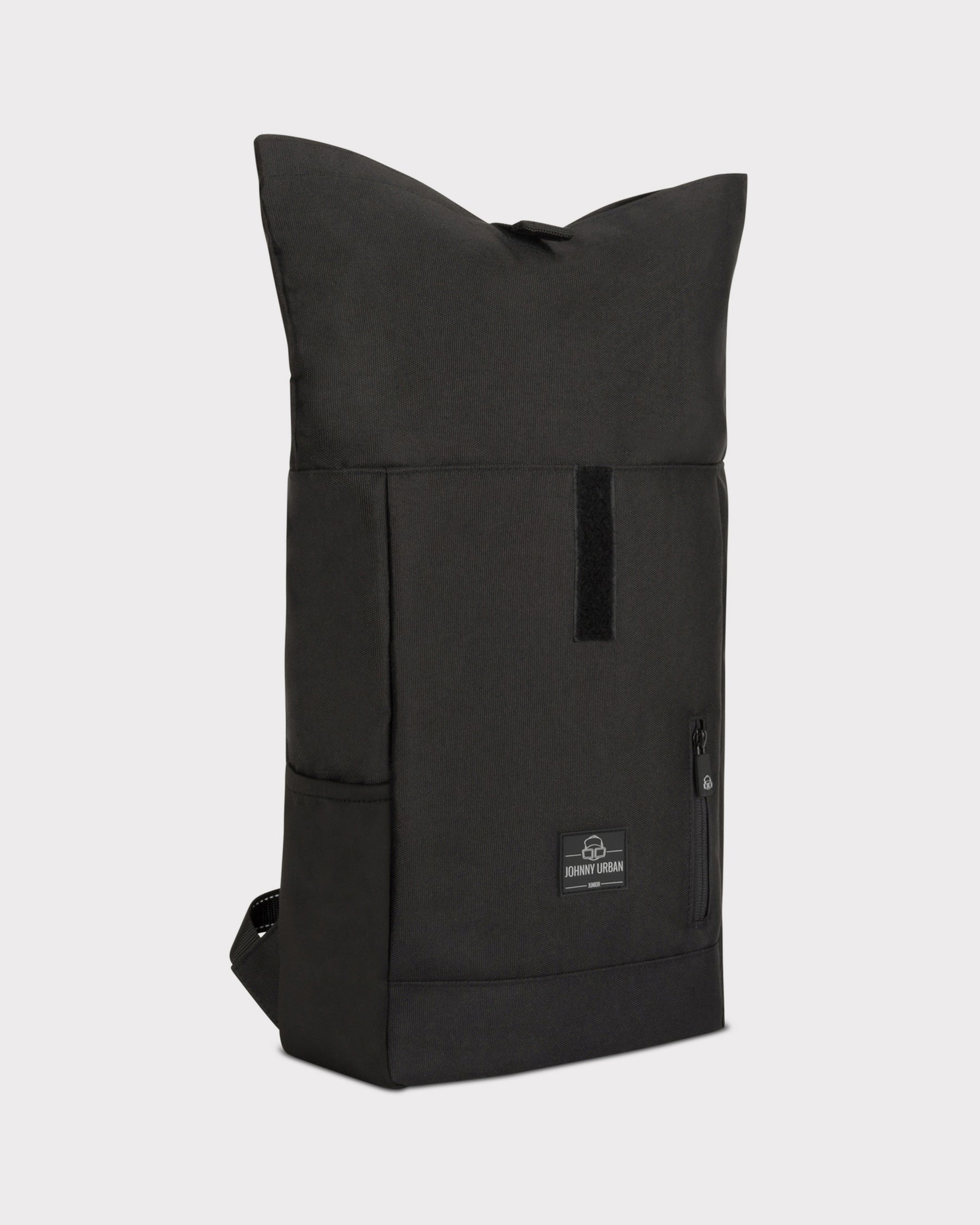 Schwarzer Rolltop Kinderrucksack 'Aaron' von Johnny Urban mit Fronttasche und kleinem Reißverschlussfach