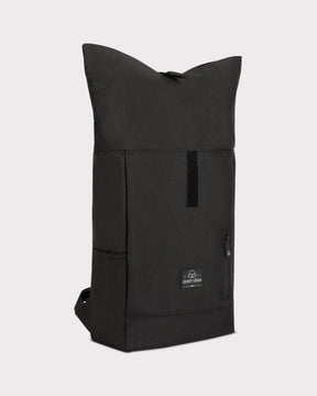 Schwarzer Rolltop Kinderrucksack 'Aaron' von Johnny Urban mit Fronttasche und kleinem Reißverschlussfach
