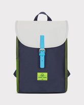 Kinderrucksack 'Liam' von Johnny Urban mit dunkelblauem Hauptfach, weißem Deckel, blauem Verschlussriemen und grünen Seitenteilen