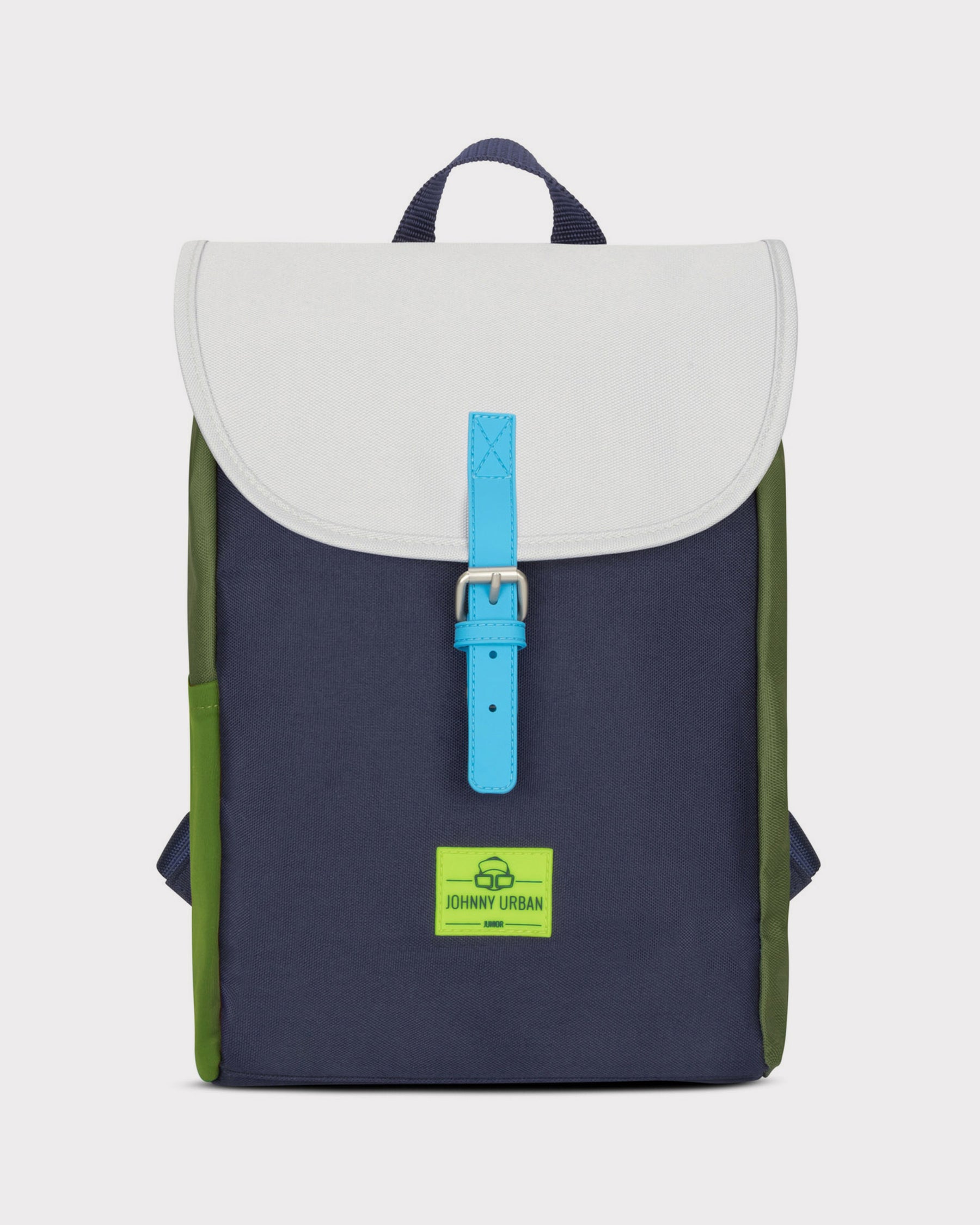 Kinderrucksack 'Liam' von Johnny Urban mit dunkelblauem Hauptfach, weißem Deckel, blauem Verschlussriemen und grünen Seitenteilen