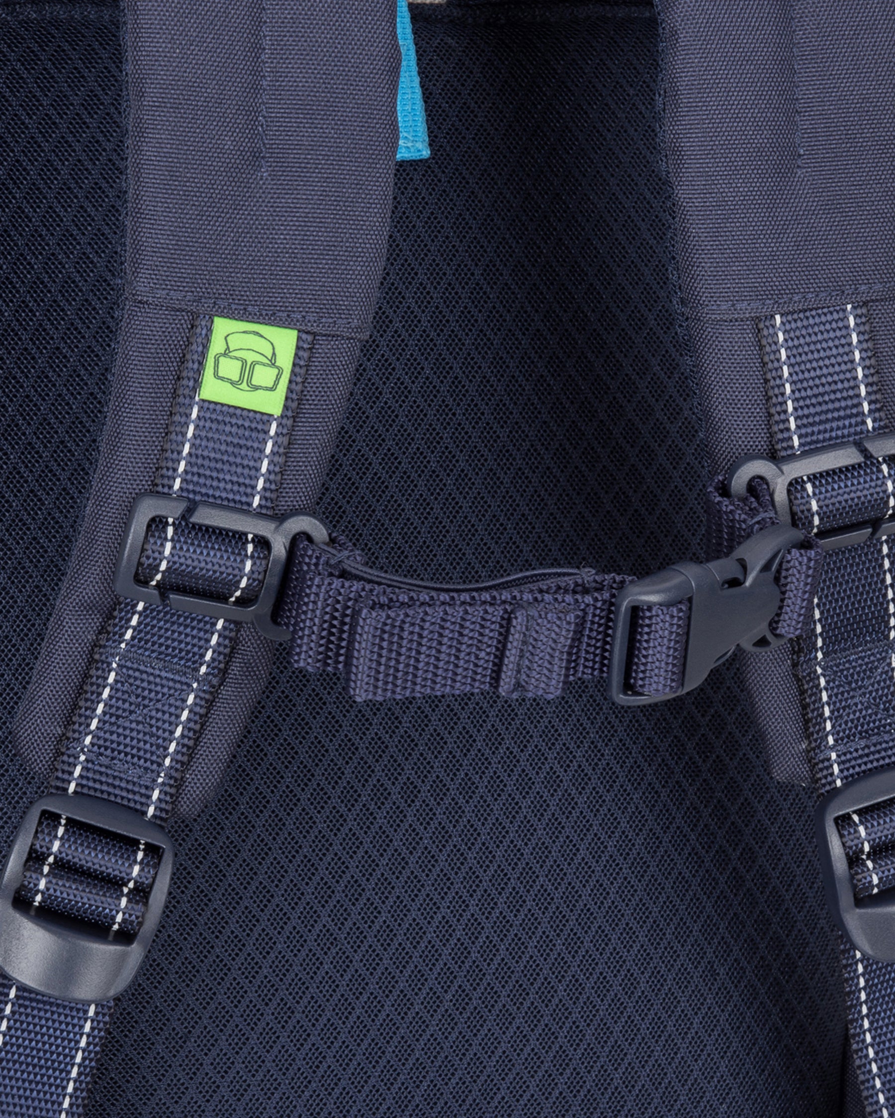 Gepolsterte Kinder-Rucksackgurte mit Steckverschluss und grünem Logo auf dunkelblauem Linus-Rucksack