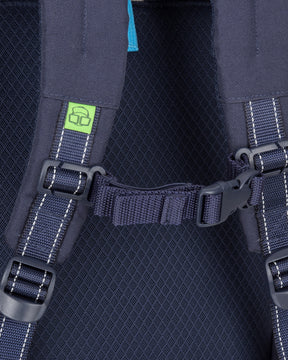Gepolsterte Kinder-Rucksackgurte mit Steckverschluss und grünem Logo auf dunkelblauem Linus-Rucksack